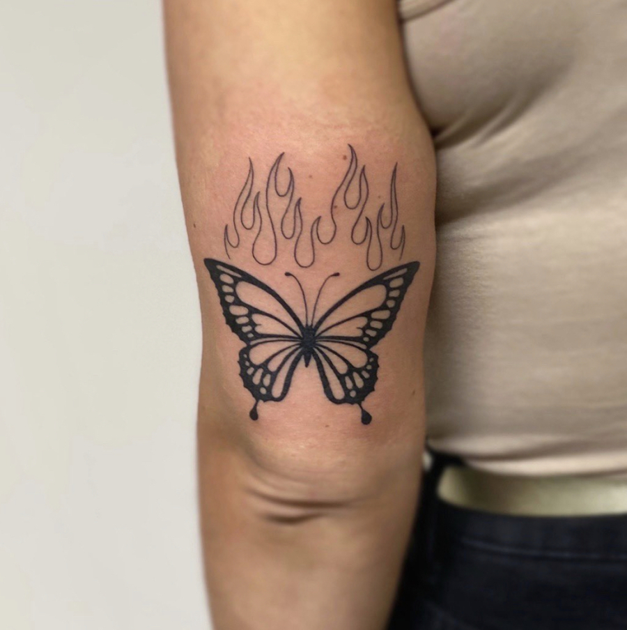 Fineline und Blackwork Schmetterling Tattoo von der Tätowiererin Jil von KunstArt Tattoo aus Hamburg