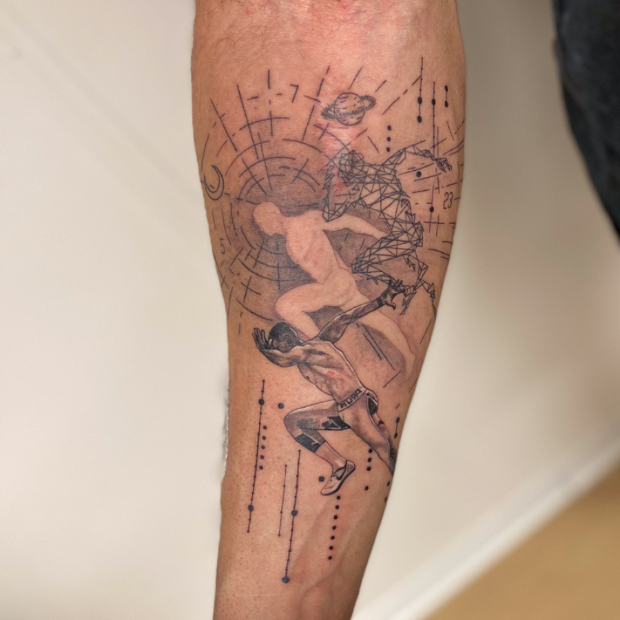 Kunst unter der Haut bei KunstArt Tattoo aus Hamburg in Altona. Realismus, Fineline und Geometrie Tattoos in einem Design vereint